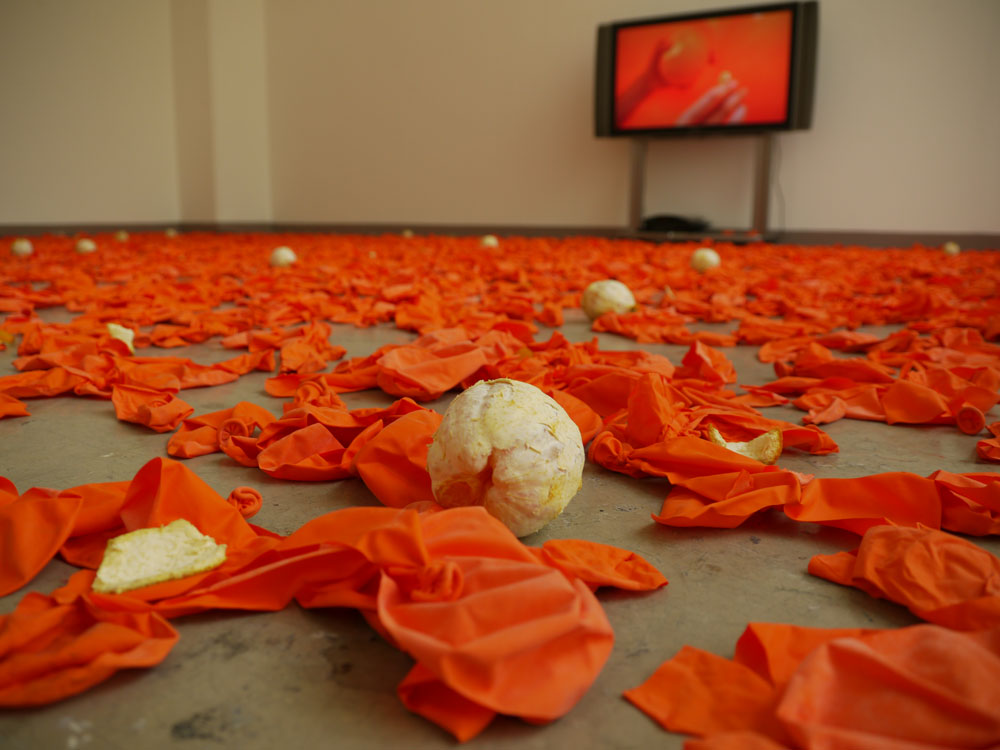orange/balloon/room